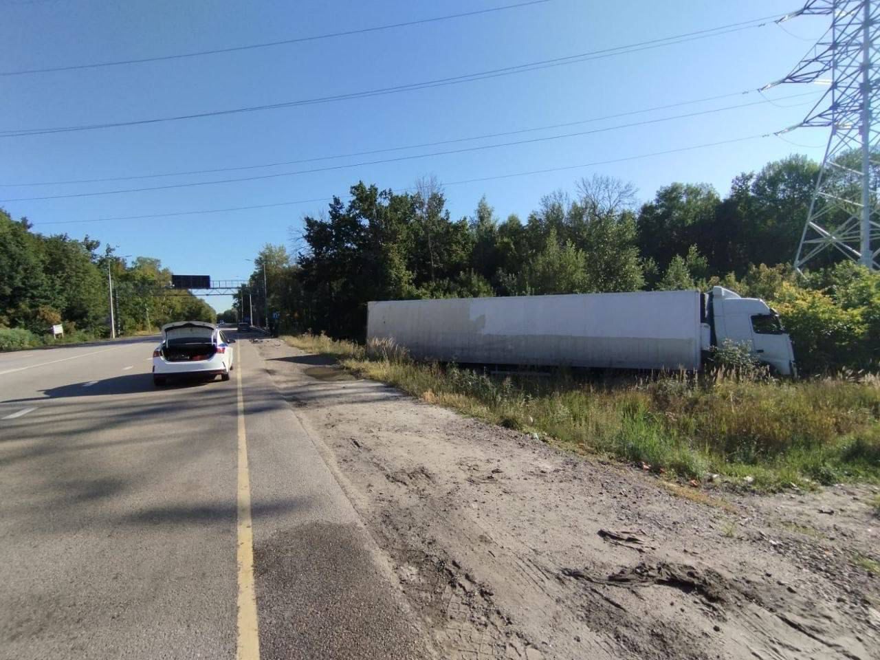 Утром 14 августа в Грибановском районе Воронежской области произошло страшное дорожно-транспортное происшествие, унёсшее жизни трёх человек. Столкновение произошло на 607-м километре автодороги Р-22 "Каспий" примерно в 07:15 утра.