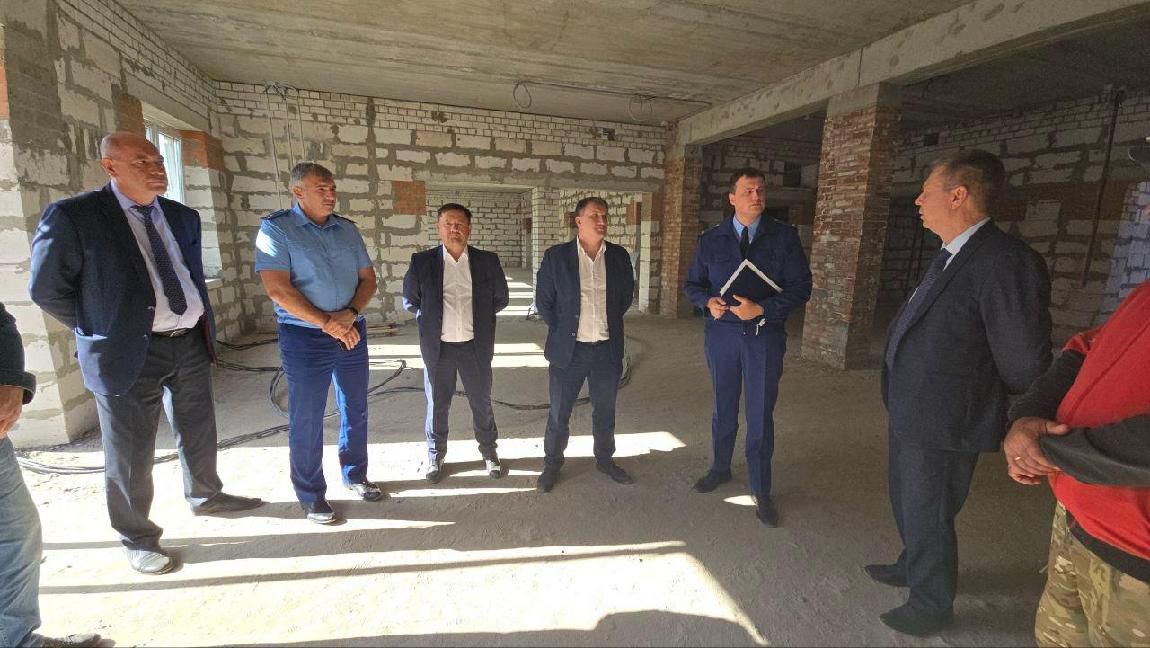 Подрядная организация, занимающаяся возведением поликлиники в Панинском районе, не успевает в срок выполнить запланированные работы. Данное нарушение было выявлено прокуратурой региона в пятницу, 21 сентября.