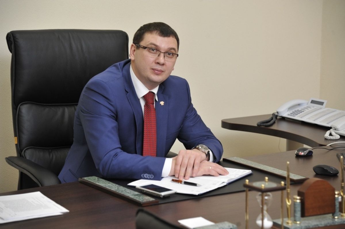 Дело бывшего ректора Воронежского государственного технического университета (ВГТУ) Сергея Колодяжного, осужденного за мошенничество и присвоение, вновь возвращается в Центральный районный суд Воронежа. Воронежский областной суд принял решение вернуть туда материалы жалобы Колодяжного, касающейся замены лишения свободы на принудительные работы. Эта новость – очередная глава в долгой и драматичной истории, которая началась с обвинений в финансовых махинациях и, казалось, привела к длительному тюремному заключению, но затем претерпела ряд неожиданных поворотов.