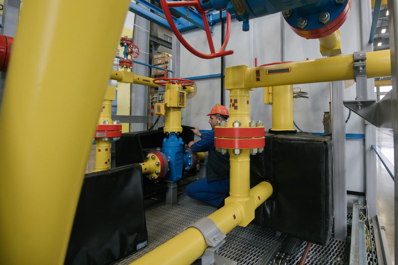 Уважаемые работники нефтегазовой отрасли Воронежской области! От всей души поздравляем вас с профессиональным праздником! Ваш самоотверженный труд обеспечивает энергетическую безопасность региона и всей страны, дарит тепло и комфорт в дома миллионов людей. Благодаря вашему профессионализму, инновационному подходу и неустанному стремлению к совершенству, воронежская нефтегазовая отрасль динамично развивается.