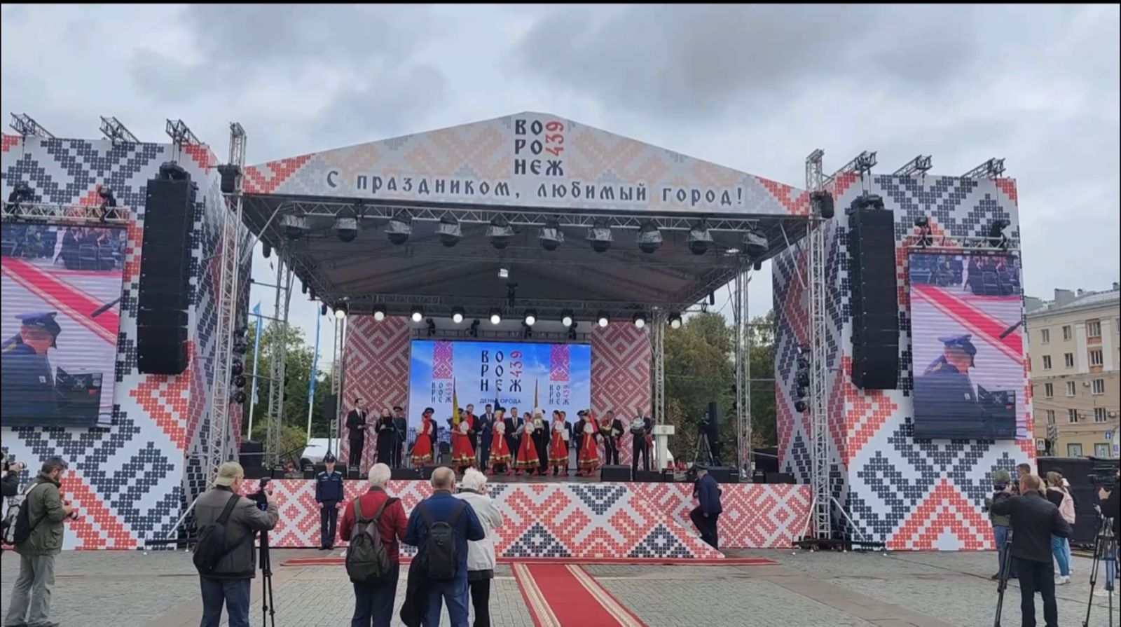 Воронеж масштабно отметил свой 439-й день рождения в субботу, 20 сентября. По словам Губернатора Александра Гусева, праздничная программа собрала примерно 55 тысяч горожан и гостей.