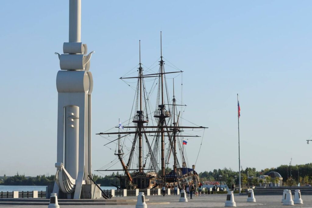 Чемпионат России по пляжному волейболу 2026 может состоятся на Петровской набережной, в конце августа будущего года. Особое внимание будет уделено оформлению территории в стиле эпохи Петра I. В ближайшее время планируется провести оценку соответствия будущих площадок требованиям федерации.