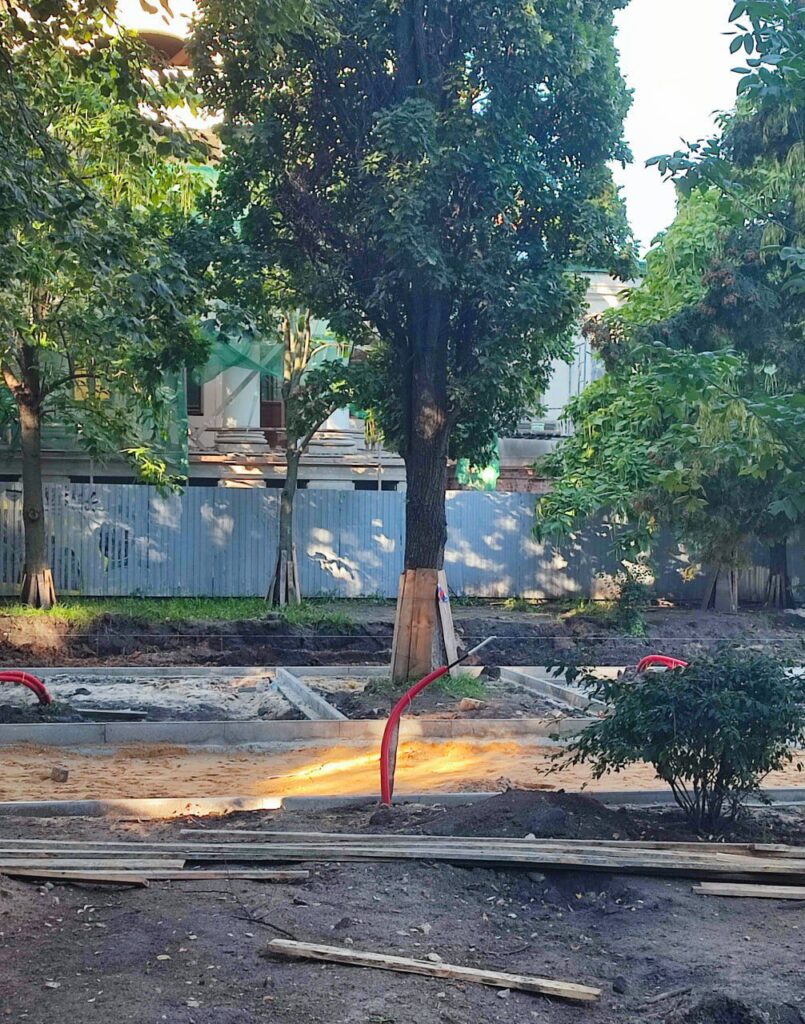 В Воронеже кипят споры вокруг реконструкции бульвара Карла Маркса, одной из самых известных и любимых улиц города. Ремонт, призванный сделать бульвар современнее и удобнее, вызвал бурную реакцию общественности. В частности, общественник Вячеслав Минаков бьет тревогу, указывая на несоответствие заявленным планам и фактическому ходу работ.