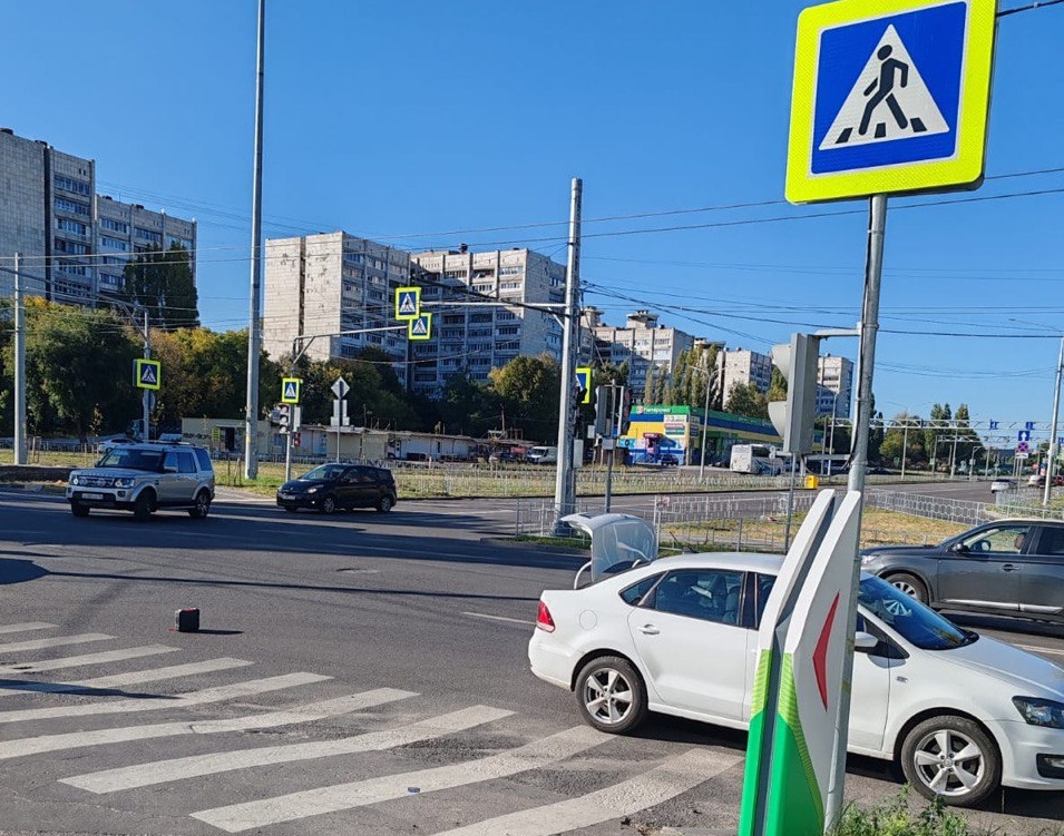 Велосипедист пересекал дорогу на красный сигнал светофора. В Коминтерновском районе Воронежа, во вторник, 23 сентября, произошло ДТП с участием юного велосипедиста. Инцидент случился около 14:00 возле дома №99 «А» на улице Хользунова. Об этом сообщили в пресс-службе ГУ МВД по Воронежской области.