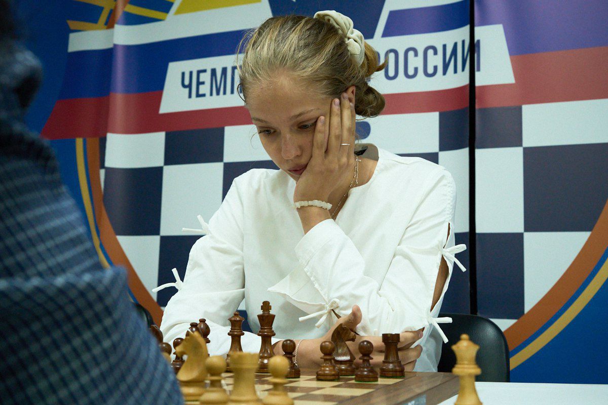 Анна Журова завоевала бронзу на чемпионате России по быстрым шахматам: В Сочи завершились яркие соревнования по быстрым шахматам, где собрались лучшие шахматисты страны. Турниры среди мужчин и женщин включали в себя 11 игровых туров.