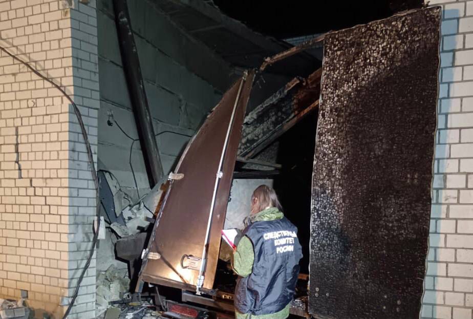 В результате взрыва, произошедшего в гаражном кооперативе на улице Семилукской, погиб 36-летний мужчина, а ещё один 24-летний пострадавший был госпитализирован с серьезными ожогами. Установлено, что инцидент произошёл вечером 26 октября, когда в гараже работала автомастерская.