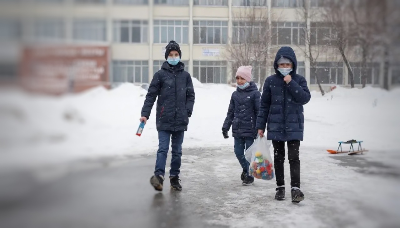 Согласно информации, предоставленной пресс‑службой администрации города Воронежа 13 октября 2025 г., в трёх общеобразовательных учреждениях города временно приостановлен учебный процесс в трёх классах. Карантинные меры ввели в связи с повышенной заболеваемостью ОРВИ.