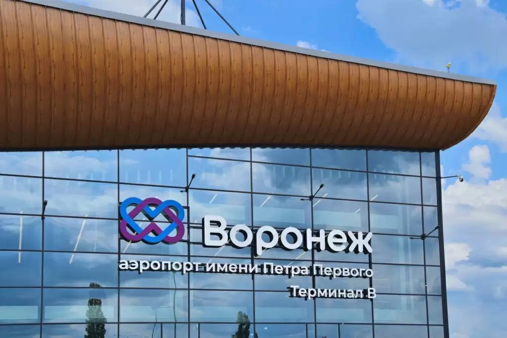 В современном мире, где технологии и методы управления становятся всё более совершенными, случаи мошенничества и злоупотреблений остаются актуальными. Одним из таких резонансных дел стало уголовное преследование бывшей начальницы службы организации пассажирских перевозок международного аэропорта «Воронеж» имени Петра I. Её осудили за фиктивное трудоустройство «мёртвых душ», что привело к значительным финансовым потерям для аэропорта.